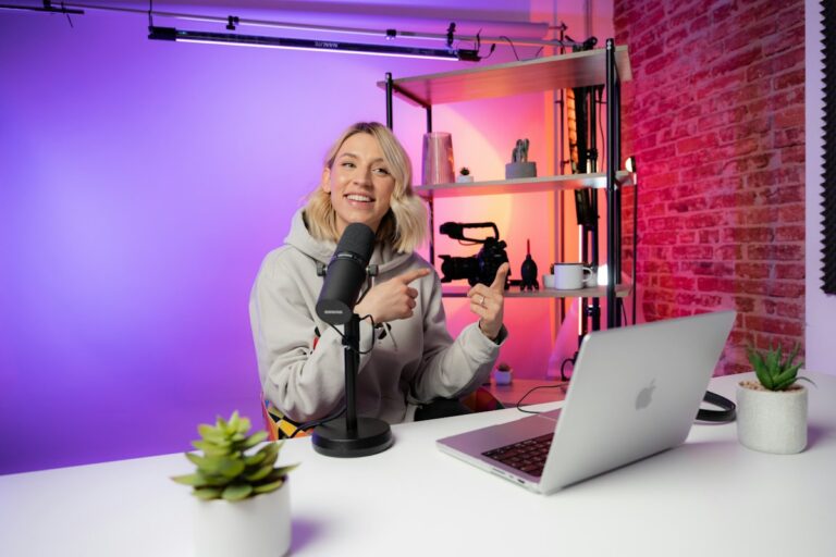 Creadora de contenido grabando un vídeo en su estudio con micrófono, cámara y portátil